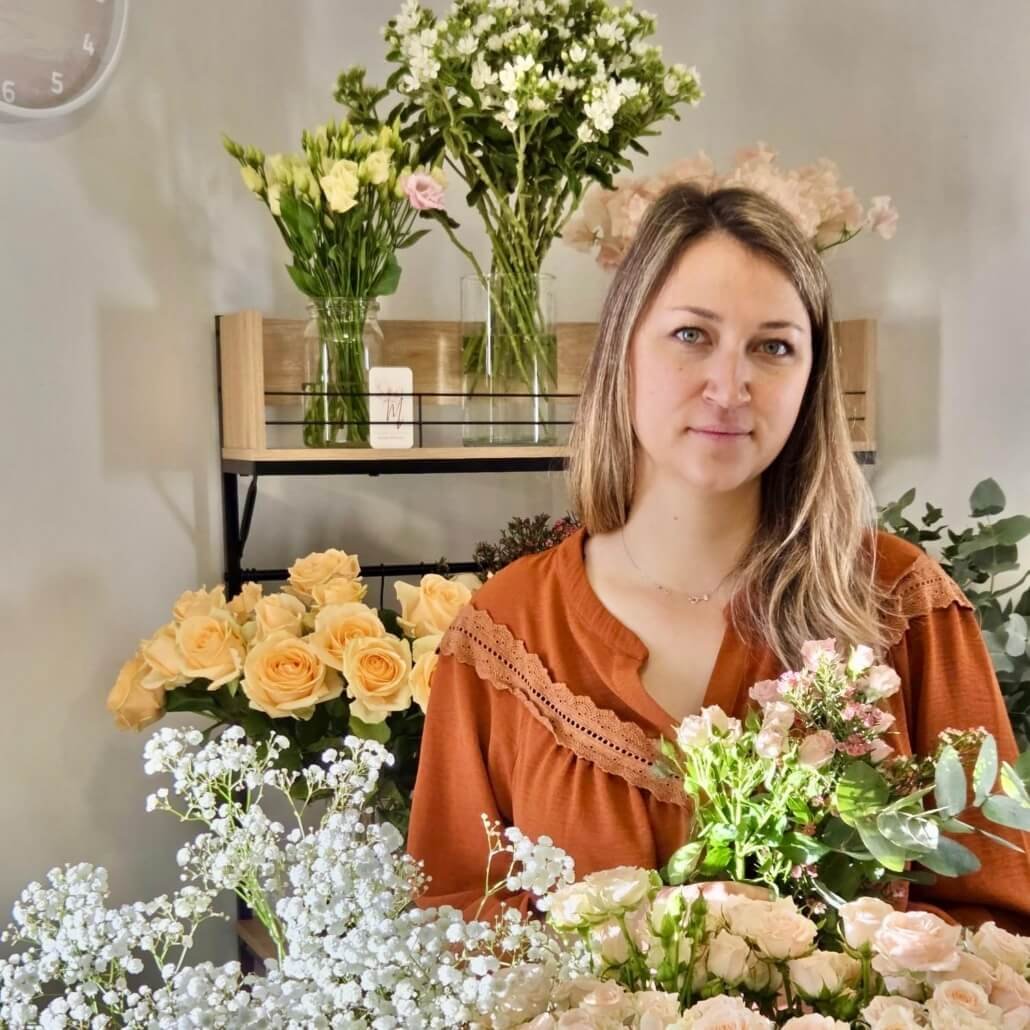 Mélodine dans son atelier entourée de ses créations Mélodine dans son atelier entourée de ses créations