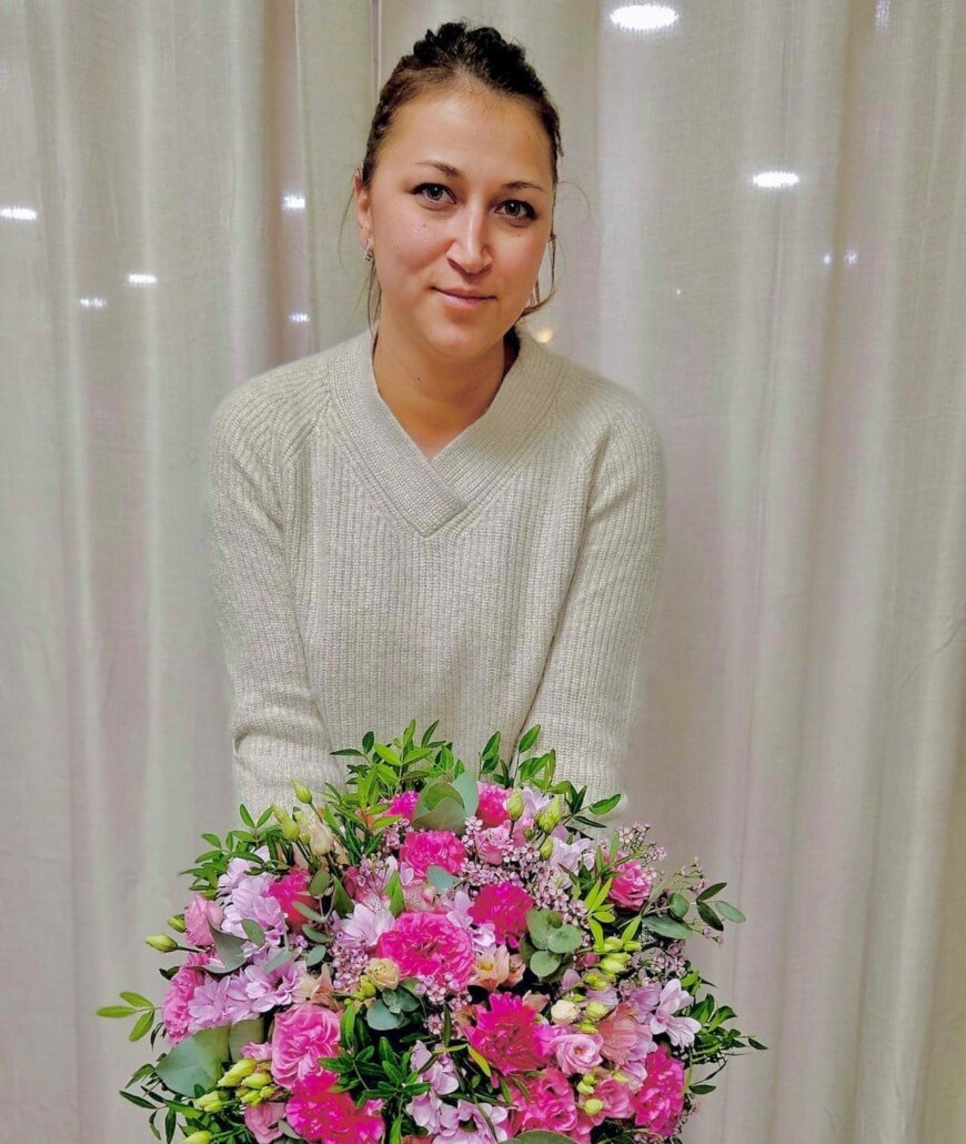 Mélodine tenant un bouquet de fleurs rose Mélodine tenant un bouquet de fleurs rose