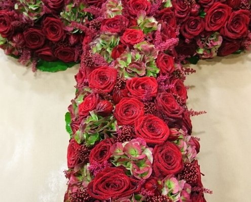 Composition florale rouge en forme de croix