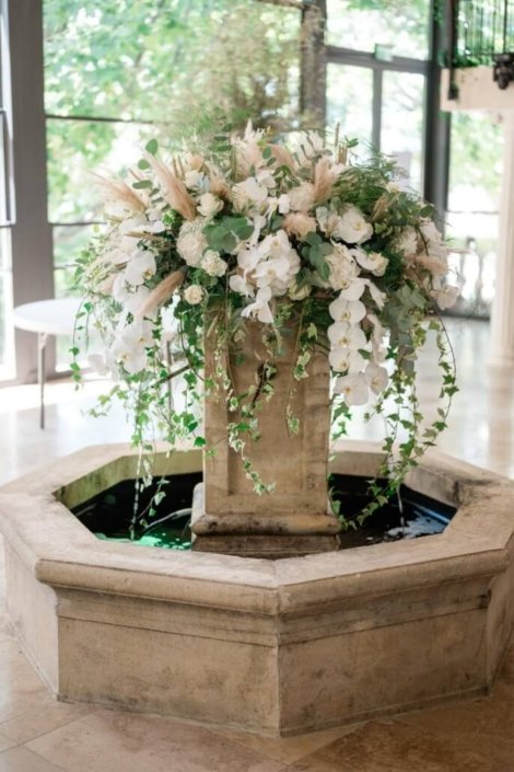 La fontaine des Mas des cinq fontaines décorée avec un composition de Mélodine