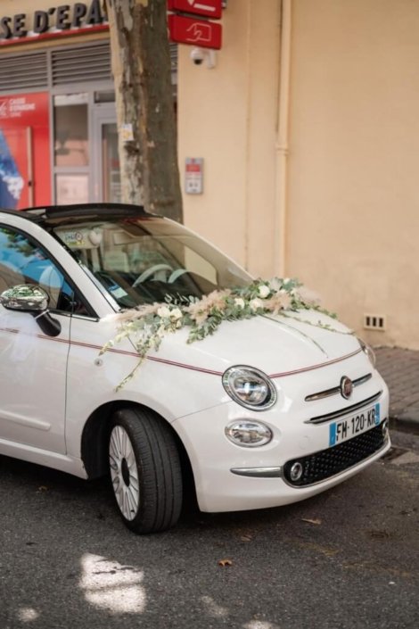 Voiture balais décorée avec des fleurs sur le capot