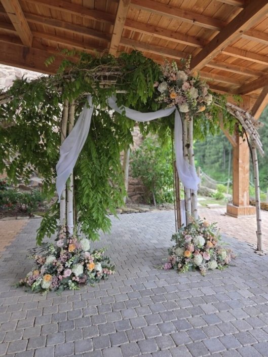 Arche florale sur une terrasse couvert