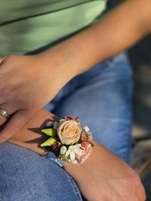Bracelet fleurie pour tenue des invités