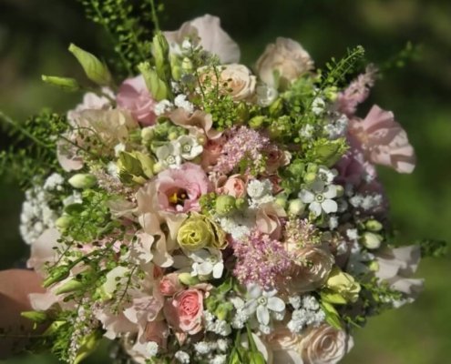 Bouquet de la mariée blanche et rose claire