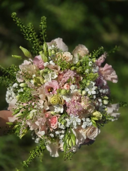 Bouquet de la mariée blanche et rose claire