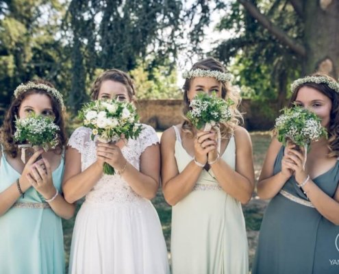 4 demoiselles d'honneur tenant 4 petits bouquets