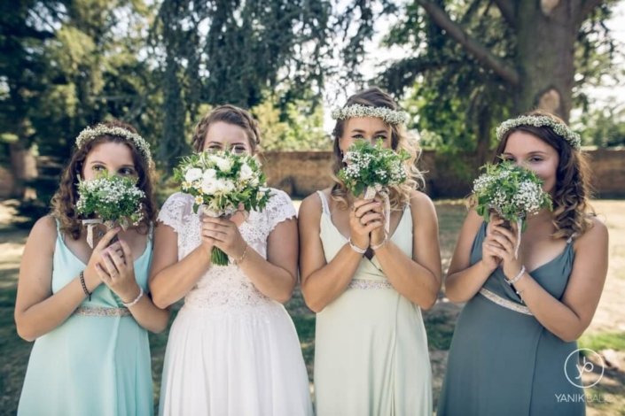 4 demoiselles d'honneur tenant 4 petits bouquets