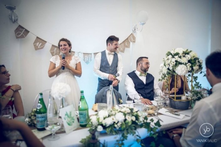 Table des mariés, le couple est débout pour faire un discours