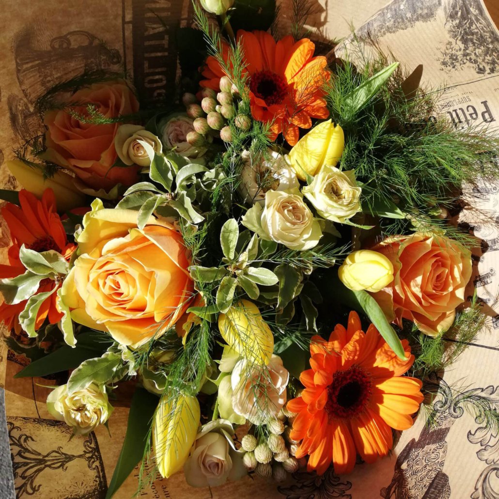 Composition florale orange et jaune