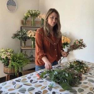 Mélodine qui prépare un bouquet florale sur mesure