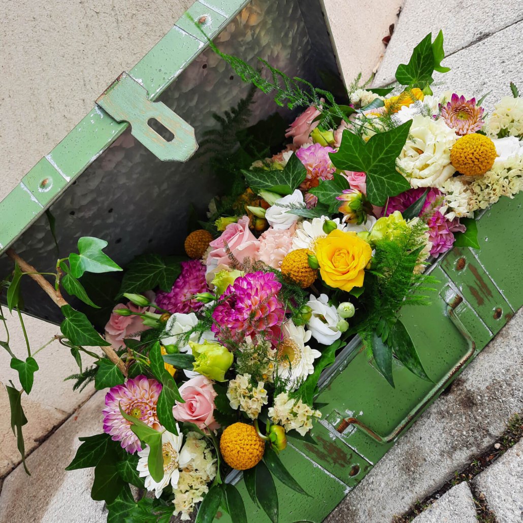 Composition florale dans une valise vintage
