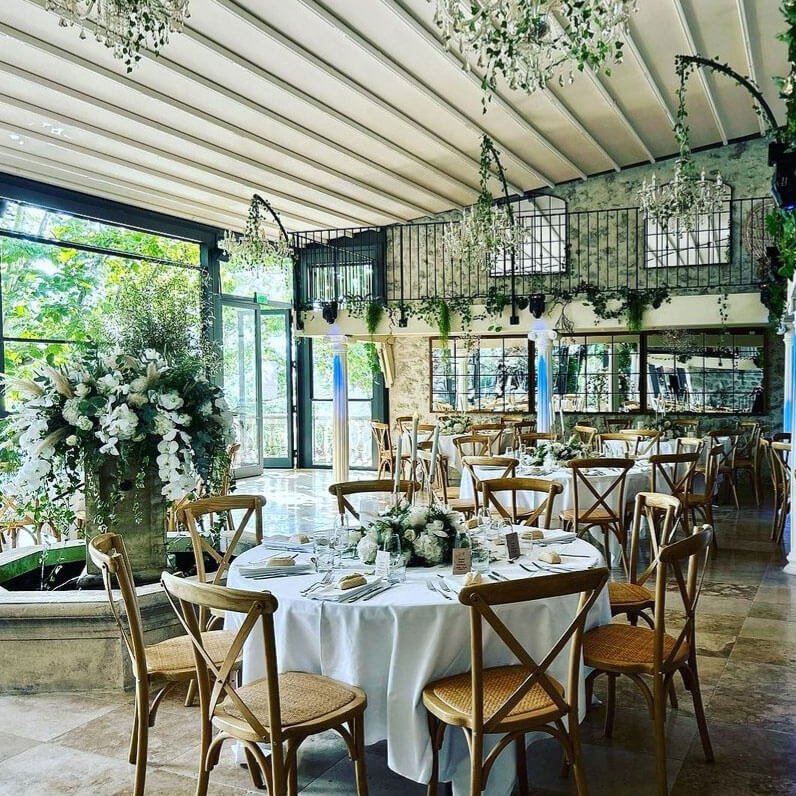 Salle de réception mariage fleurie au Mas des Cinq Fontaines