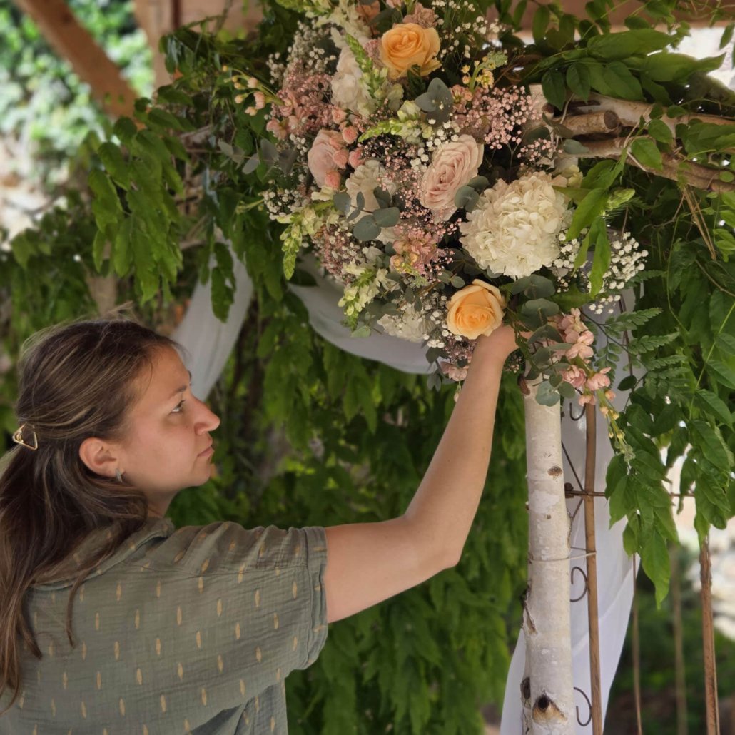 Mélodine qui ajuste une arche florale pour mariage