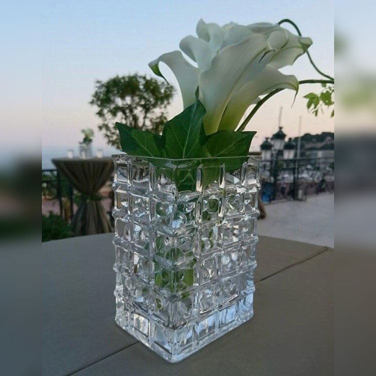 Vase fleurie pour une table de restaurant Petite vase sur table de restaurant avec une fleur blanche