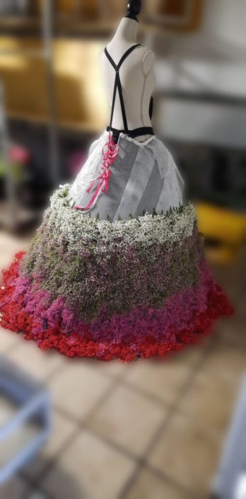 Les débuts d'une robe florale. La moitié des fleurs du jupon sont installées