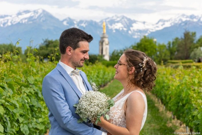 Photo portrait des mariés avec un arrière plan flouté des montagnes