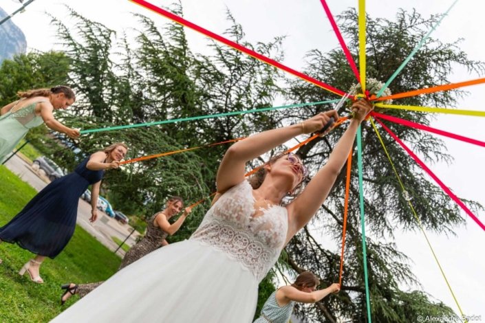 Chloé qui joue au jeu de la ronde afin de choisir qui aura son bouquet