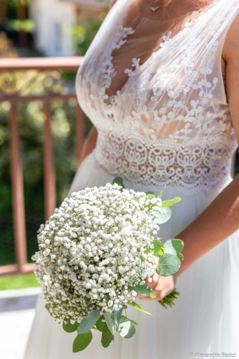 Photo de prés de la mariée tenant son bouquet