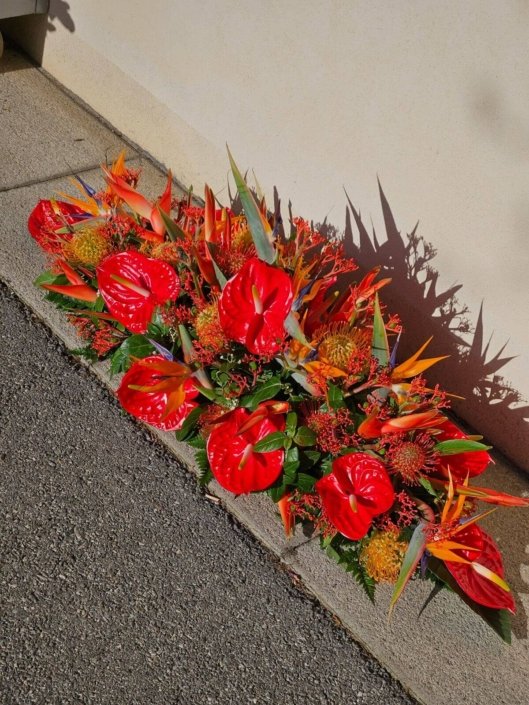 Composition florale rouge en long pour le deuil