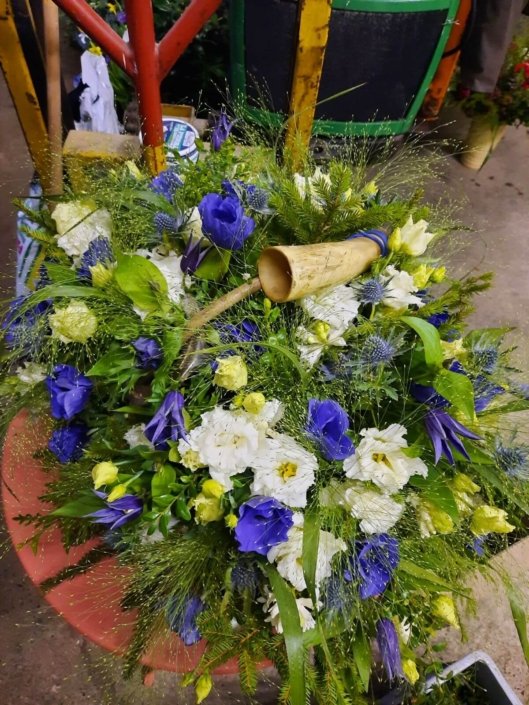 Composition florale bleue et blanche pour le deuil