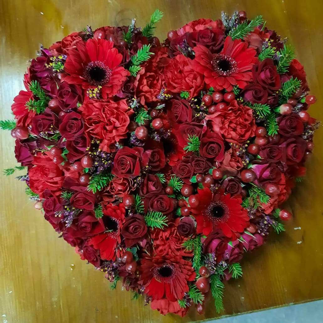 Composition florale rouage en forme de cœur, pour le deuil