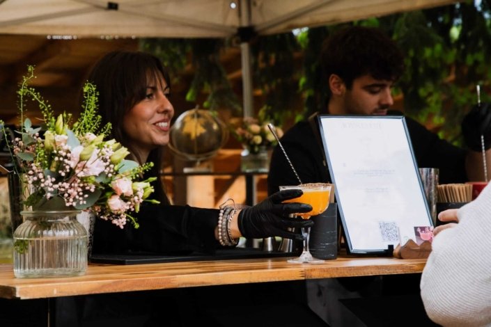 Photo de l'espace bar du mariage avec une vase fleurie et un cocktail