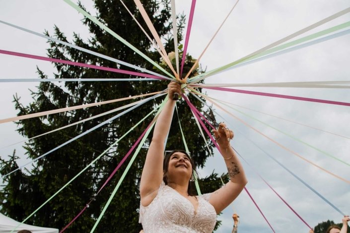 La mariée qui joue au jeu de la ronde pour choisir qui aura son bouquet
