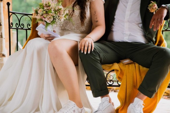 Photo de près des mariés avec le bouquet de la mariée et le boutonnière du marié