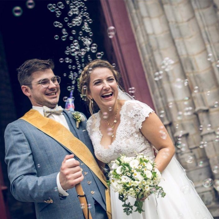 Les mariés Noémie et Pierre qui sortent de la marie